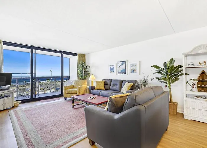 Spacious & Bright Beachfront With Ocean Views From Balcony & Pool Holiday home