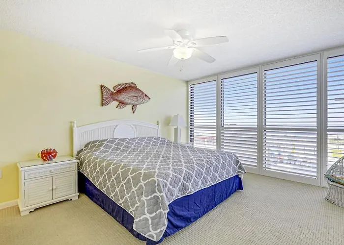 Spacious & Bright Beachfront With Ocean Views From Balcony & Pool