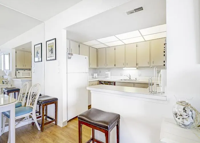 Holiday home Spacious & Bright Beachfront With Ocean Views From Balcony & Pool Ocean City