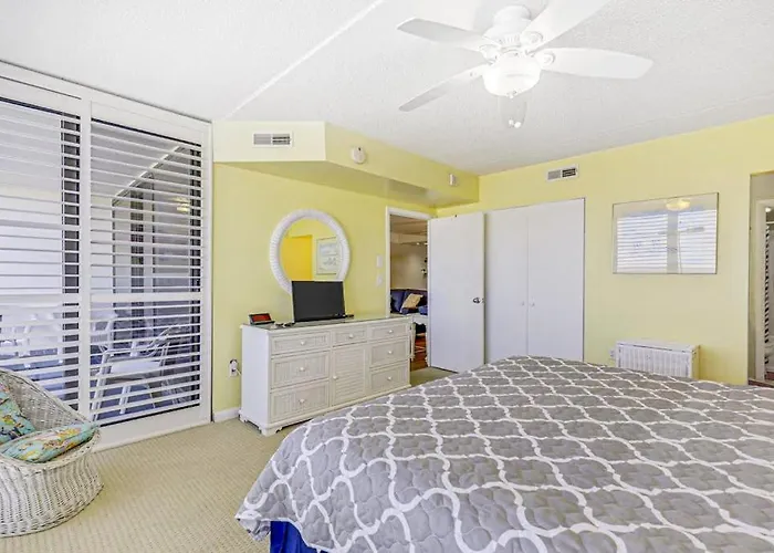 Spacious & Bright Beachfront With Ocean Views From Balcony & Pool Holiday home Ocean City