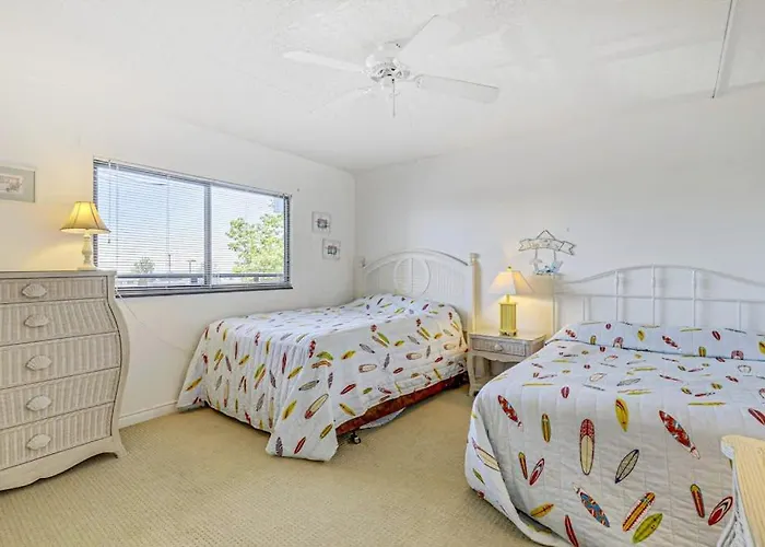 Holiday home Spacious & Bright Beachfront With Ocean Views From Balcony & Pool