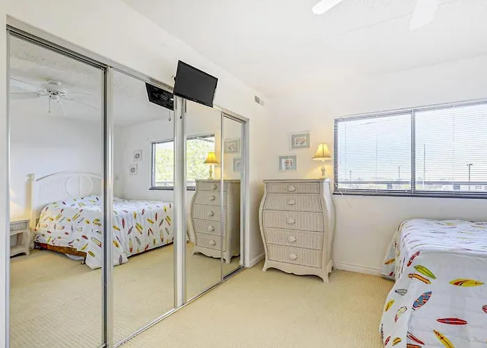 Holiday home Spacious & Bright Beachfront With Ocean Views From Balcony & Pool Ocean City