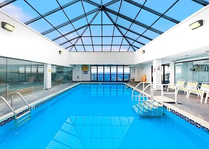 Spacious & Bright Beachfront With Ocean Views From Balcony & Pool *