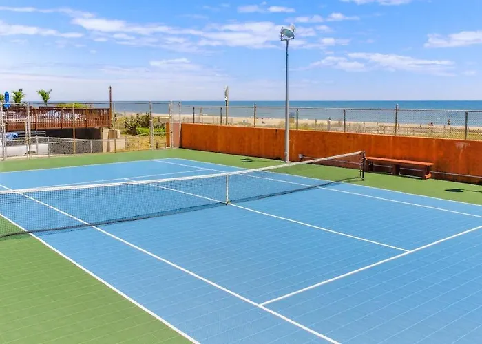 Spacious & Bright Beachfront With Ocean Views From Balcony & Pool Holiday home Ocean City