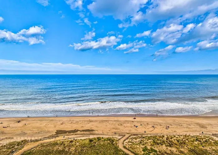 Spacious & Bright Beachfront With Ocean Views From Balcony & Pool Holiday home *